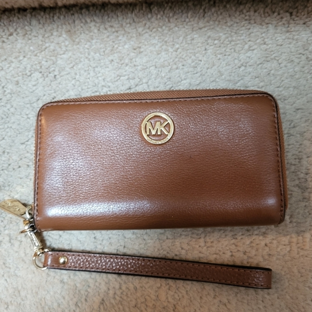 MICHAEL KORS Large Leather Tri-fold Wallet With Wristlet Strap!